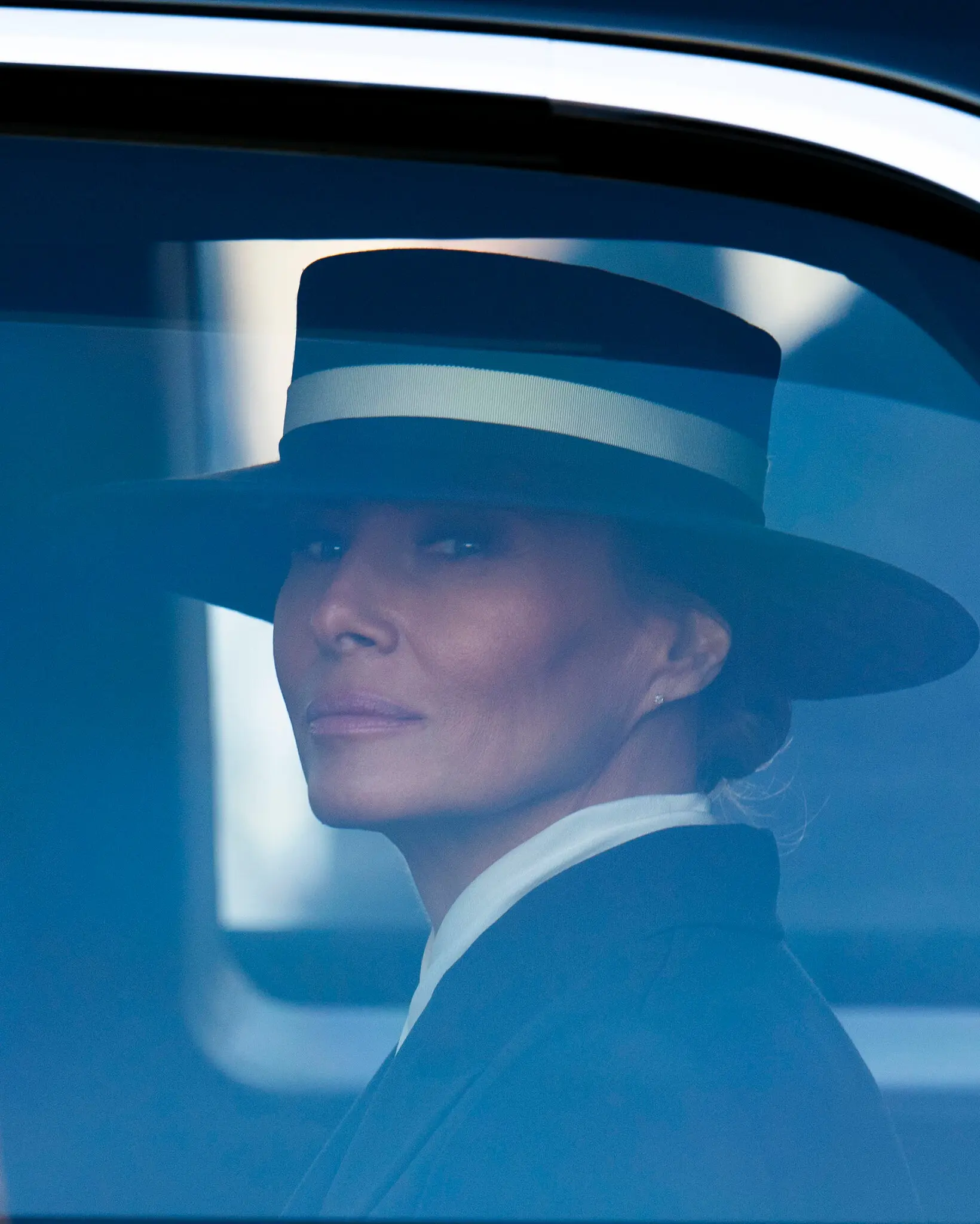 00dc-melania-01-thgq-superJumbo
