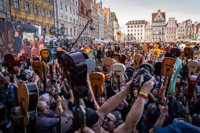 Oboren svetski rekord u sviranju gitare, 8.122 muzičara izvela „Hey Joe“