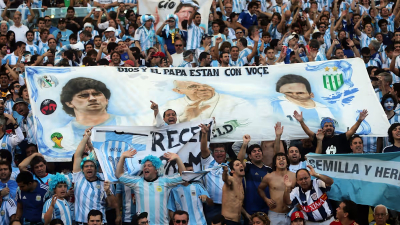 Navijači u Argentini za zastavom na kojoj su Maradona, Mesi i papa Franjo