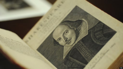 Prvo izdanje Šekspirovih sabranih dela iz 1623. godine izloženo je u Fodžer Šekspirovoj biblioteci u Vašingtonu