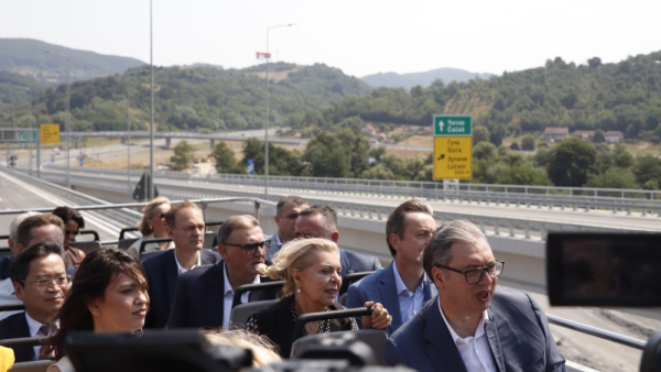 „Gospodine predsedniče, zbog vašeg foliranja i glupiranja u Novom Sadu je stradalo 16 osoba i opet ništa niste naučili“