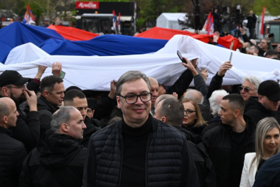 Car je go, ali to ne želi da prihvati pa je naručio zastave da se umotava u njih