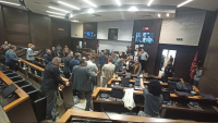 Demonstranti pokušali da uđu u Skupštinu Kraljeva