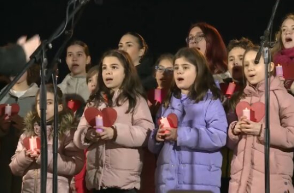 Dečiji hor u Nišu pesmom poslao poruku: „Ovo je zemlja za nas“