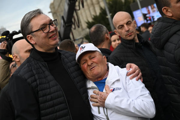 Narodni sabor: Ispred Skupštine tri bine, Vučić dočekao „najdužu“ zastavu koja to ipak nije