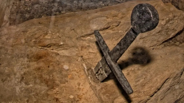 Francuski 'Ekskalibur' misteriozno nestaje nakon što je bio zaglavljen u steni 1.300 godina. Priča o 'magičnom' maču